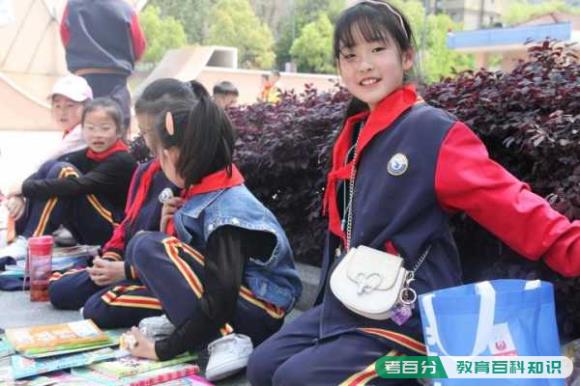 常山县第一小学简介之校园变身图书市场(图1)